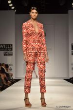 Model walk the ramp for Ashish Soni Show at Wills Lifestyle India Fashion Week 2012 day 4 on 9th Oct 2012 (102).JPG
